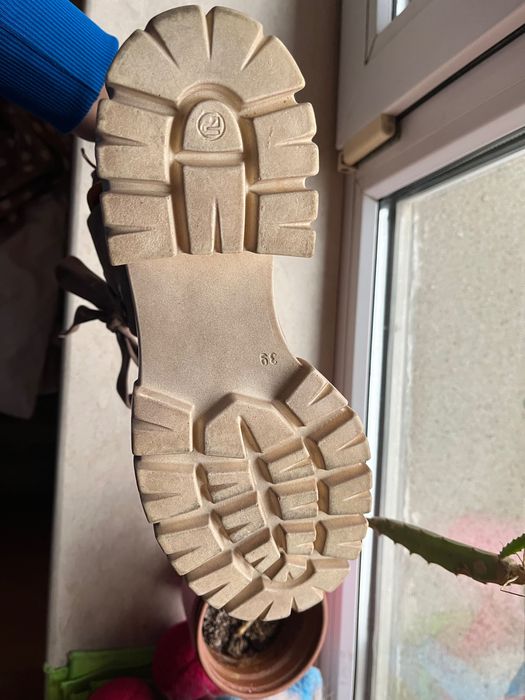 Дамски бежови боти