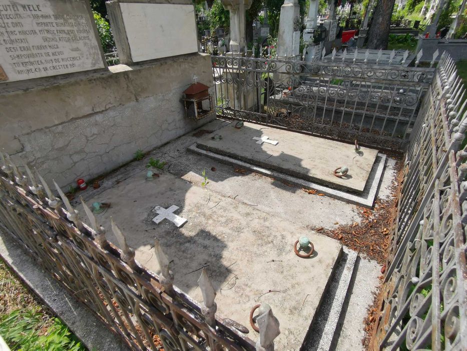 CAVOU cu 2 cripte x 2 Locuri de veci cimitir Eternitatea Piatra Neamt