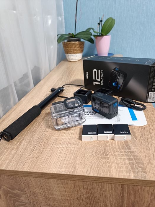 Gopro 12, воден калъф, 3 батерии, 2 зарядни и статив пълен комект .