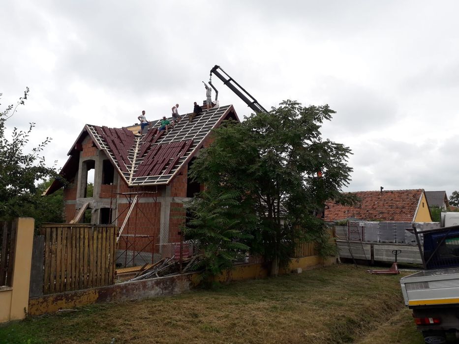 Echipa meseriasi executam case la rosu.