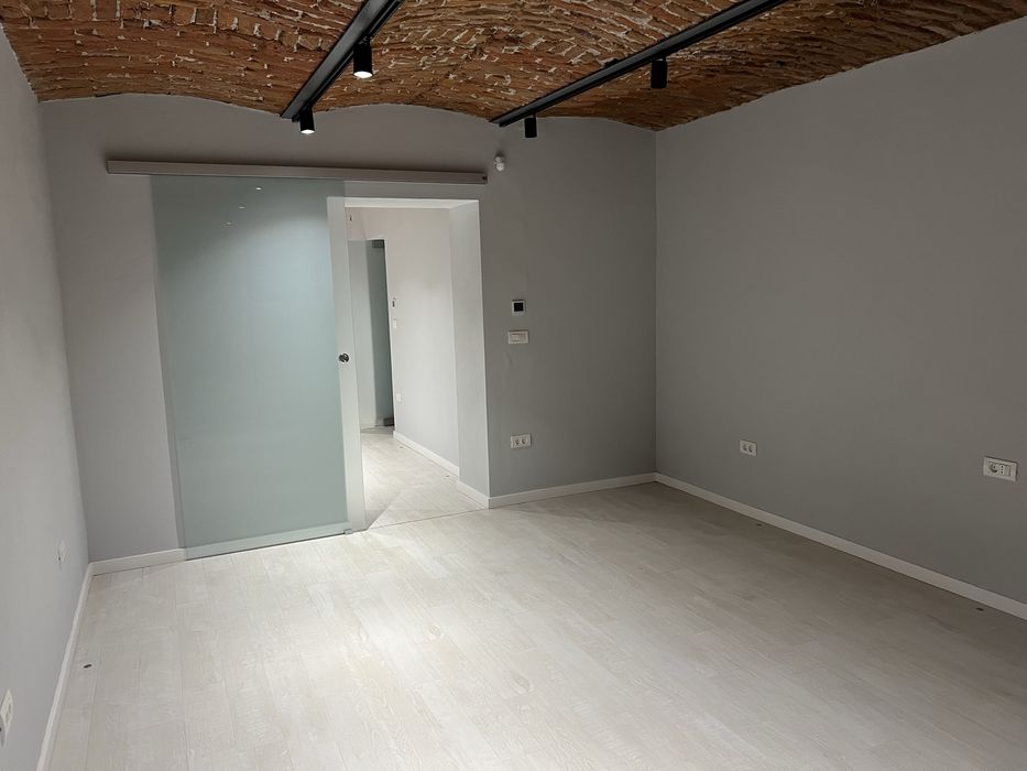 Vand apartament 2 camere cu spatiu comercial