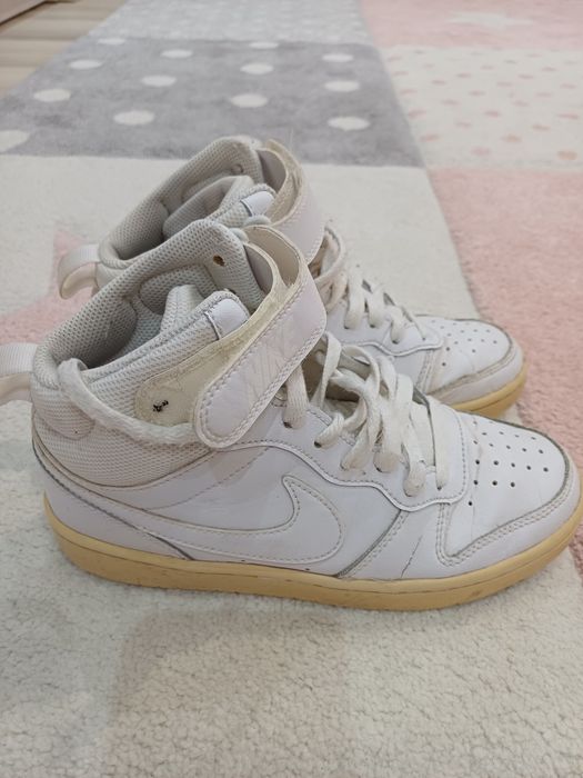 Adidasi nike, inalti