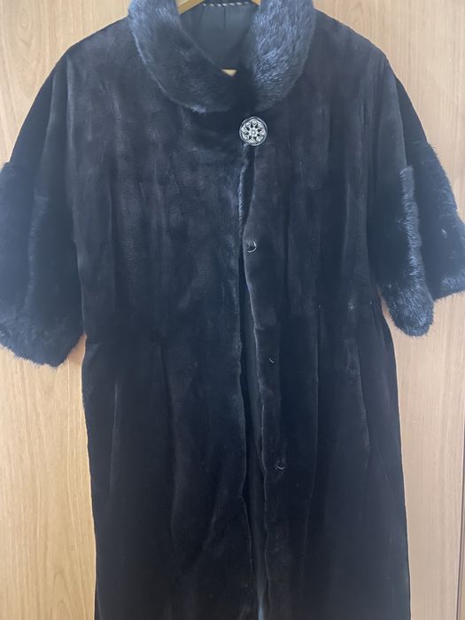 Норковая шуба, стриженная, тонкая. Черного цвета, без карюшона