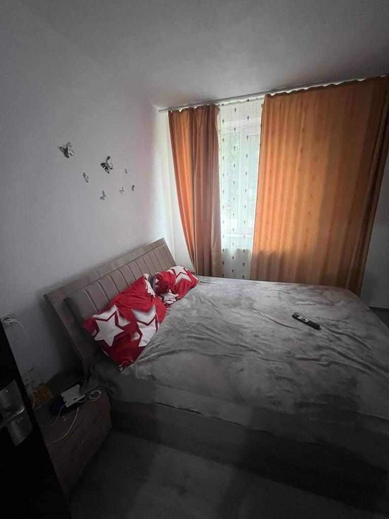 Închiriez apartament cu 2 camere la parter