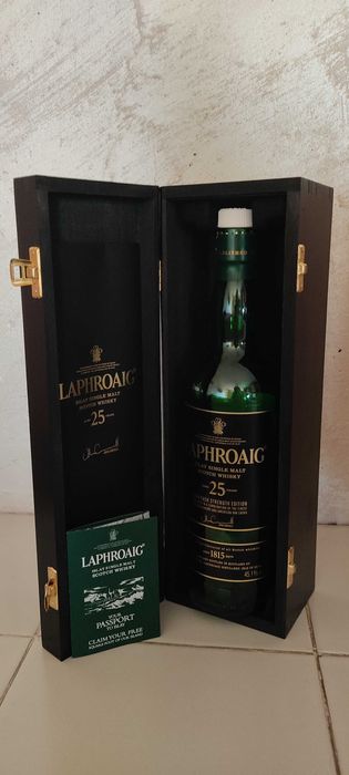 Празни бутилки от уиски в оригиналните им кутии