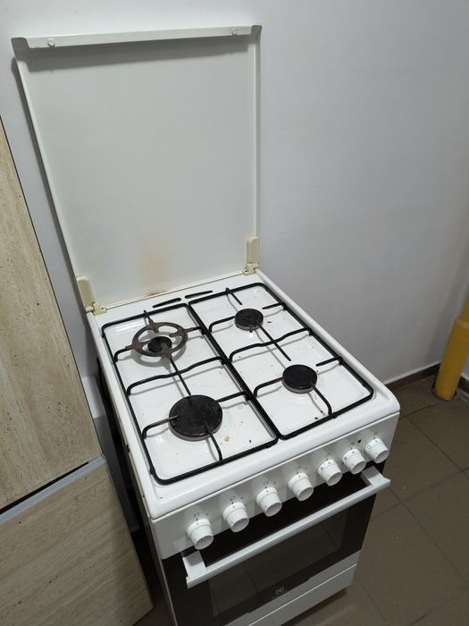 Aragaz cu cuptor electric Electrolux