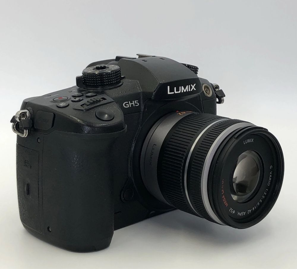 Panasonic Lumix GH5 вместе с объективом Lumix 14-140mm f/3.5-5.6 ASPH