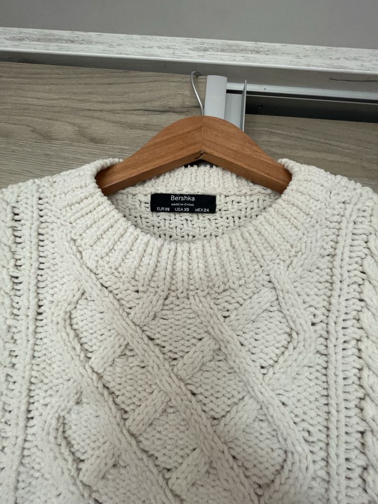 Пуловери Mango, HM, Bershka