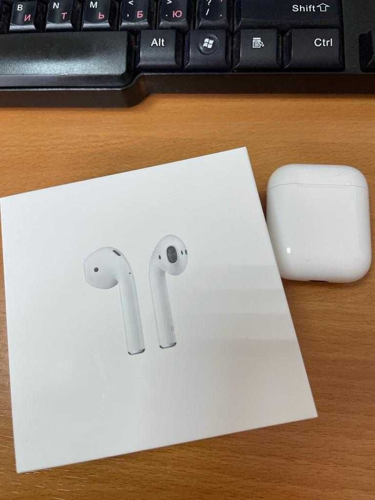 Наушники Apple AirPods with Charging Case