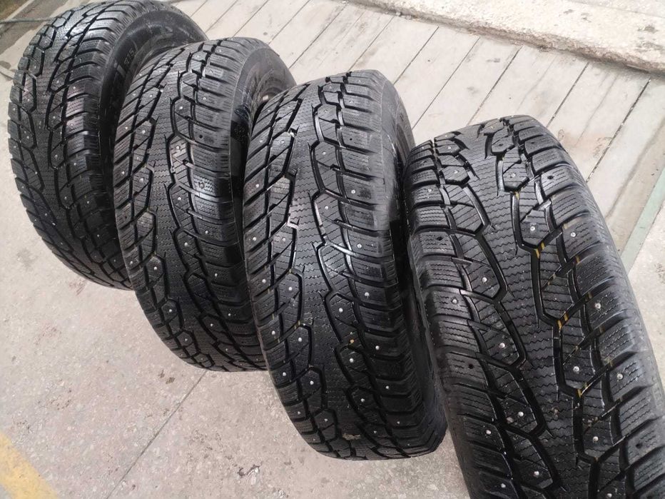 Продам б/у зимние шипованные шины Hifly 2024 года 235/60 R18