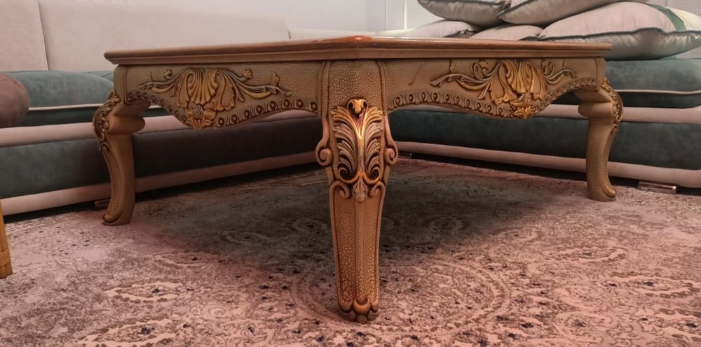 Журнальный классический столик