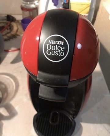 Продам яркую кофемашу Dolce Gusto Piccolo (красная)