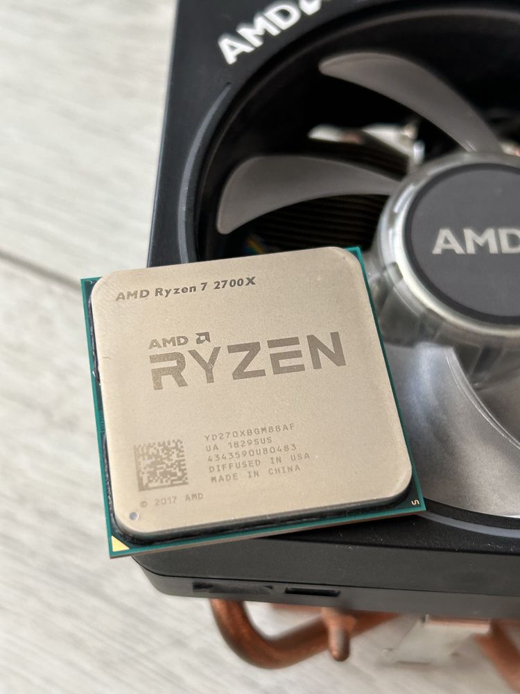 Procesor AMD Ryzen 7 2700x AM4 + cooler AMD rgb