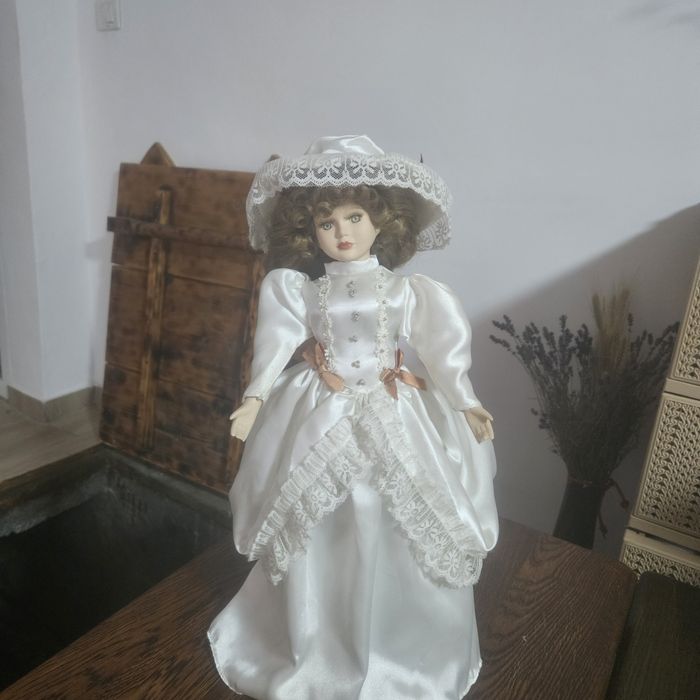Vând 2 păpuși de portelan
