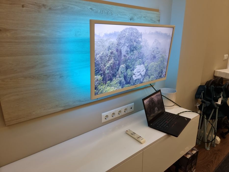 Телевизор Samsung Smart TV 32 инча с красиви и плътни цветове!