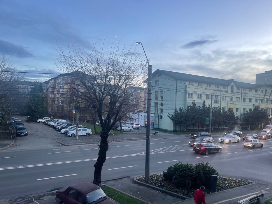 B dul Regele Mihai, etaj 1, nemobilat, semidecomandat,300 euro