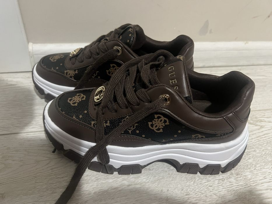 Дамски маратонки Guess в кафяво