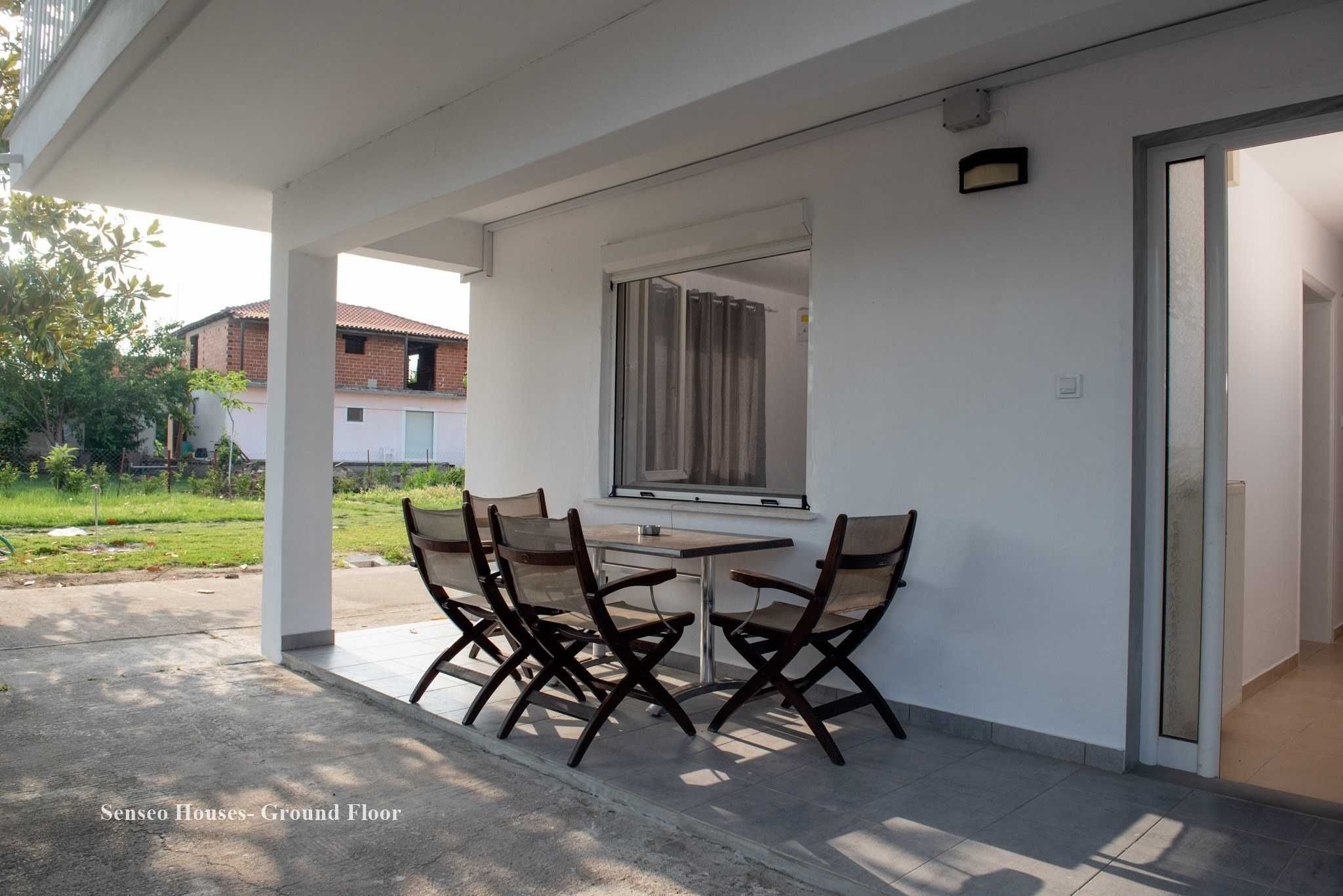 Приземен етаж от къща с 3 спални и двор на 250м от плажа в Керамоти