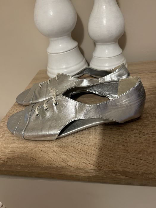 Маратонки и сандали