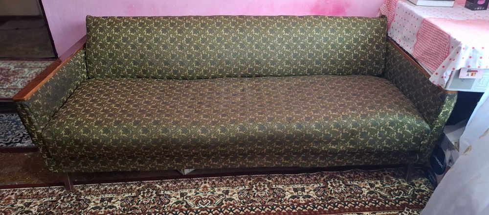 Divan sotiladi  (yig'ma kravat qilsa ham bóladi)