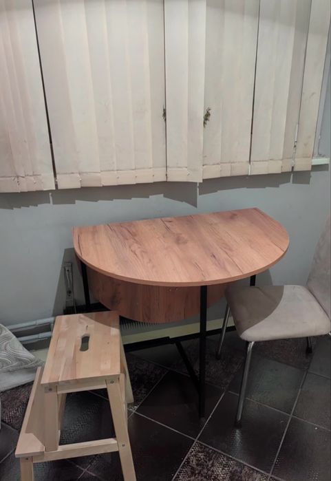 Продам коричневый коухонныц стол новый