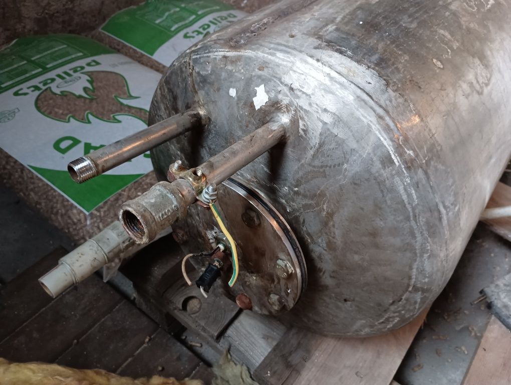 Продавам водосъдържател за бойлер от неръждавейка.