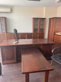 Класическо офис бюро от дъбов масив в отлично състояние