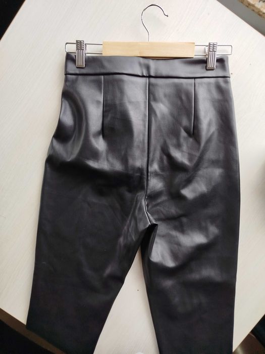 Черен панталон тип клин от изкуствена кожа Reserved