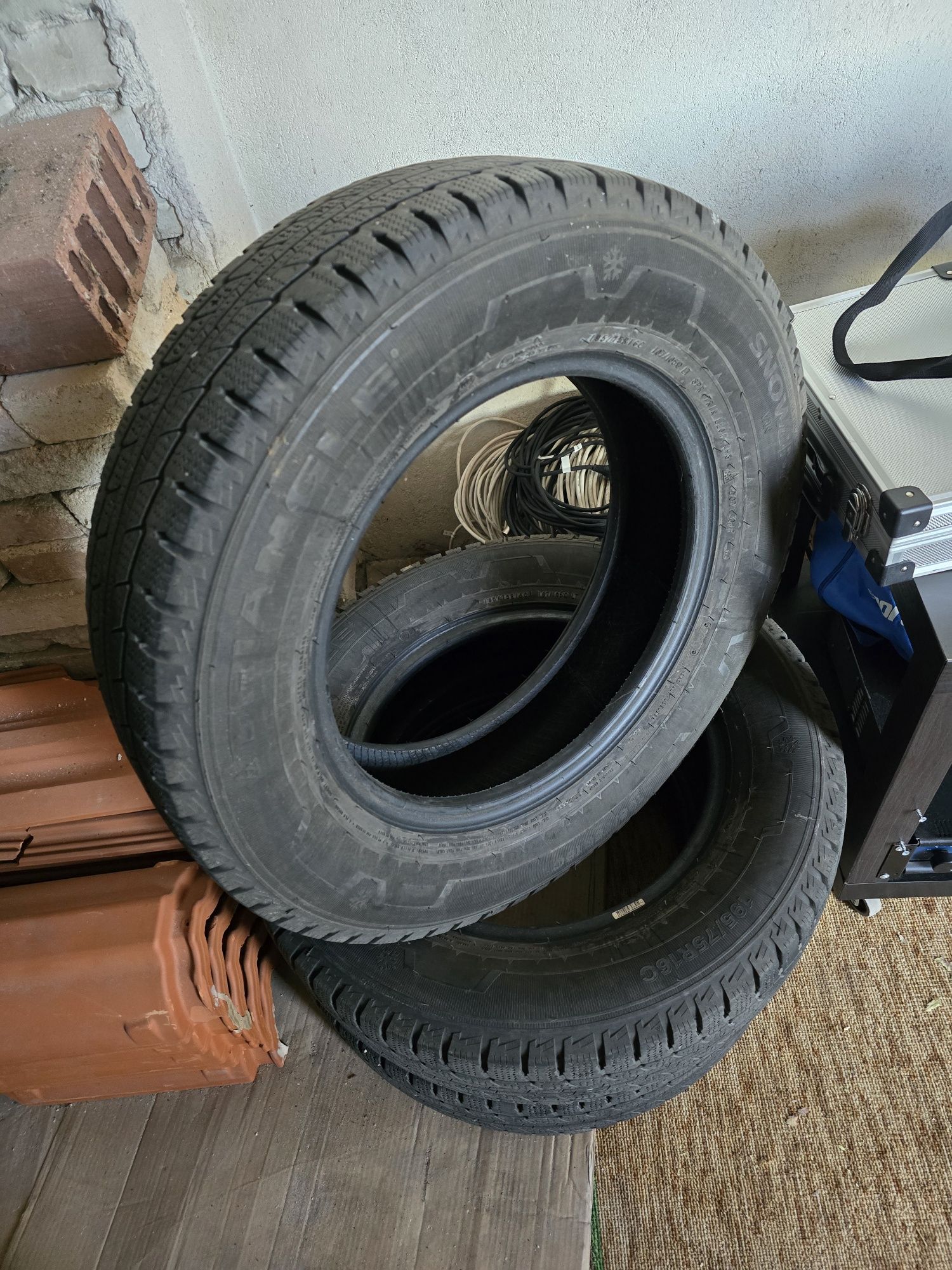 3бр. Бусови гуми 195/75 R16C