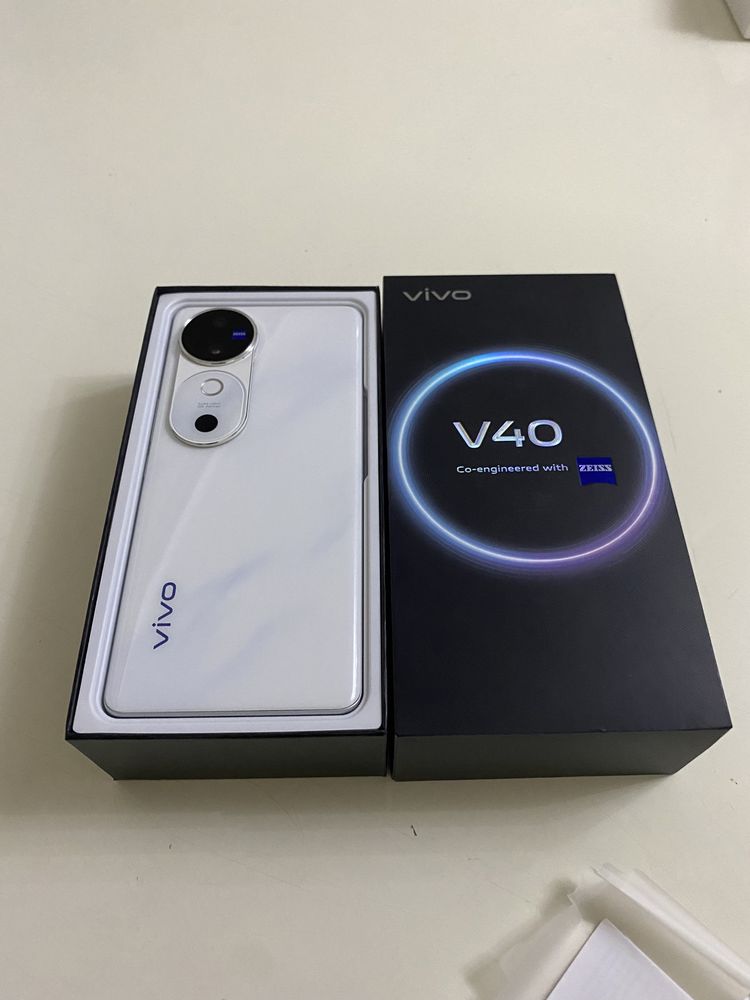 V40. Vivo. 5G.   12+12+256.