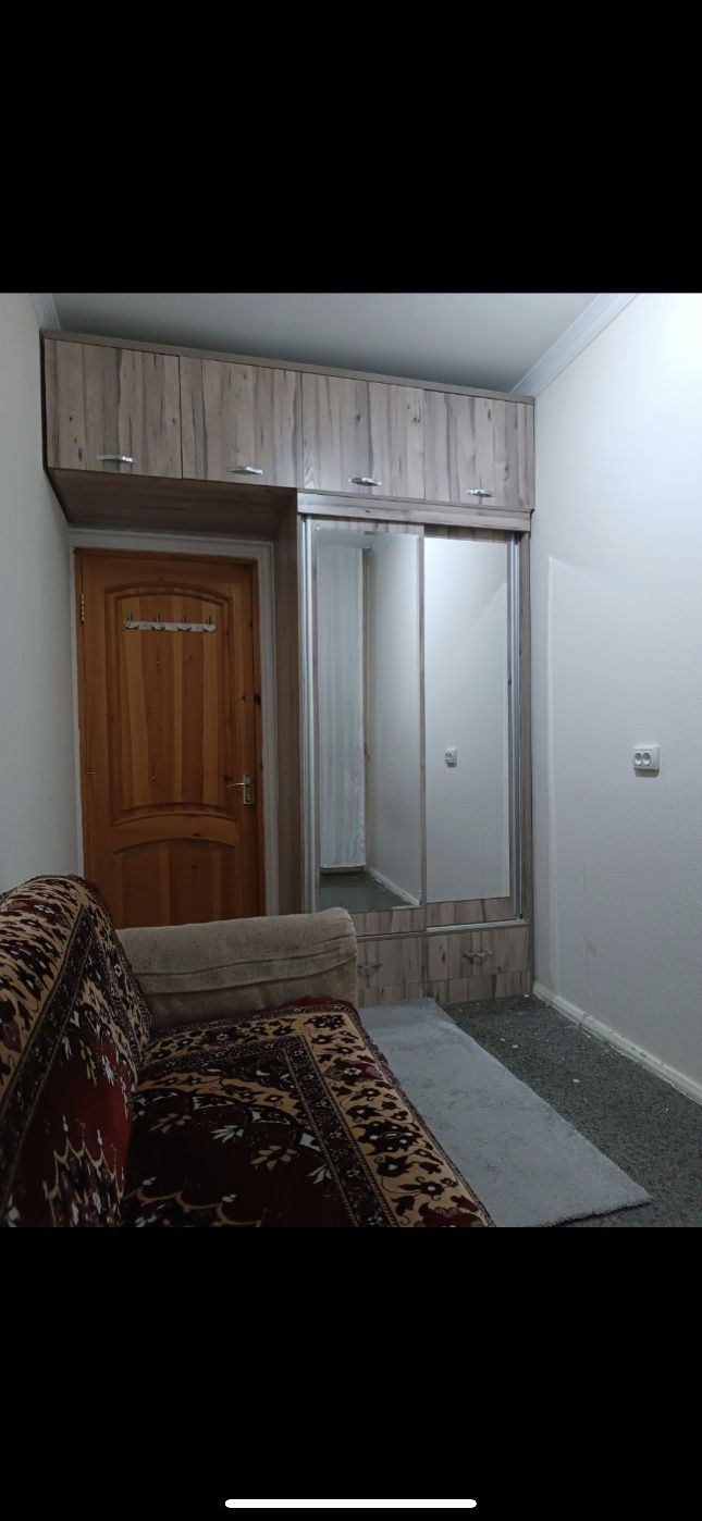Yunusobod 2, 1 etaj 3 honali. Yolni yuzida. Orientir universam
