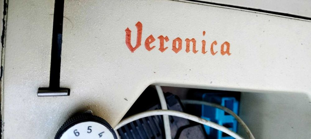 Masina de cusut Veronica (cu valiza si manual de instructiuni)