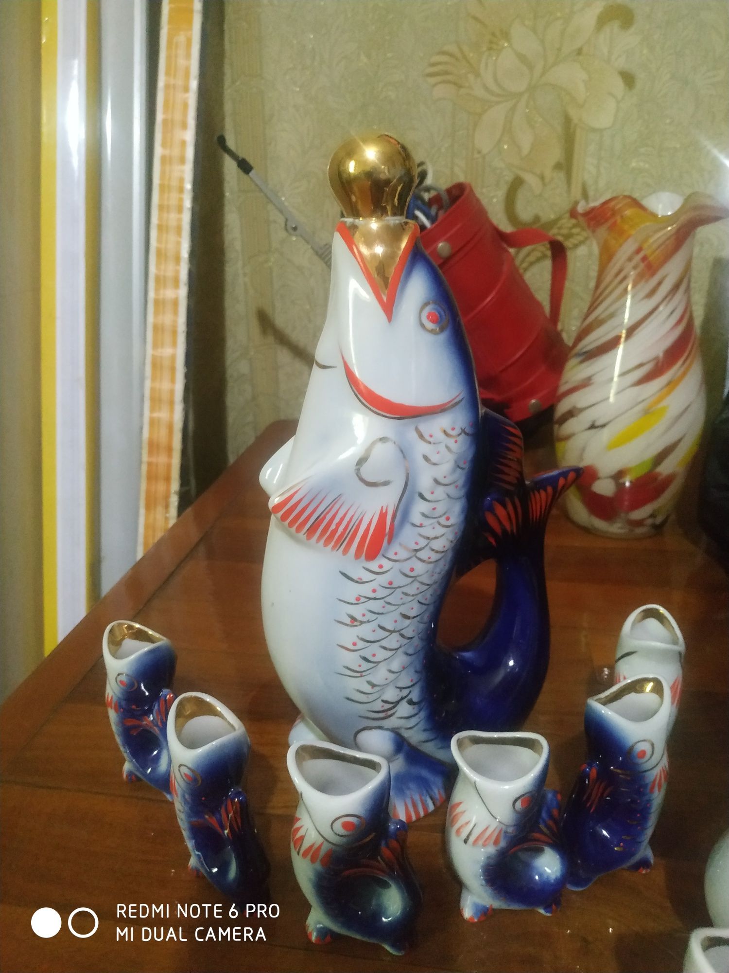 Продаётся цветное стекло , хрусталь ваза