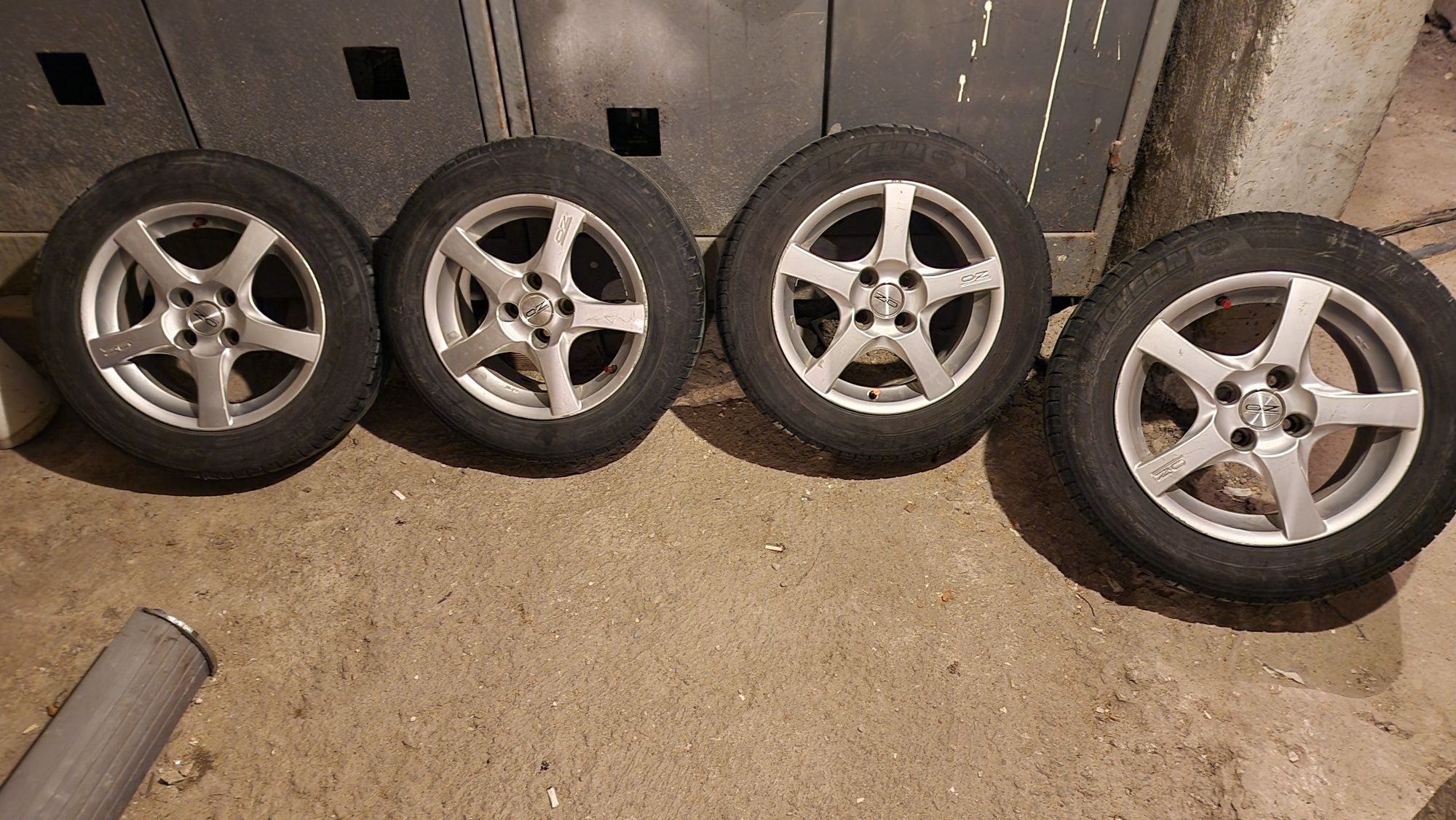 Продавам джанти OZ 15" с гуми MIHELIN 185/65/15.