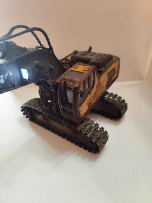 Vând excavator stilizat