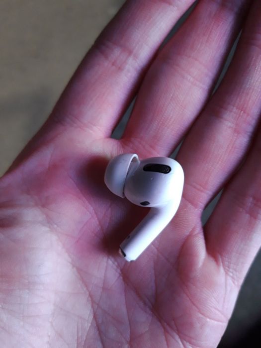 Один наушник airpods pro