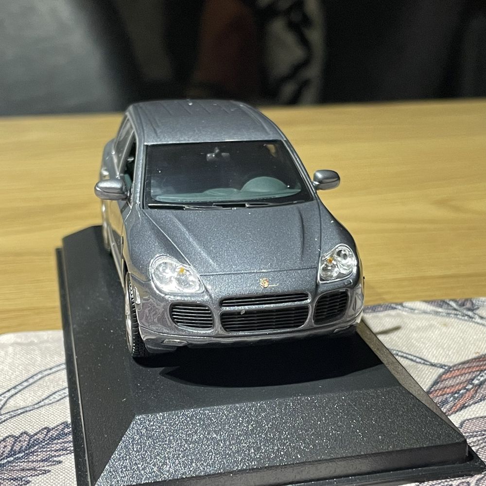 1:43 Porsche Cayenne Turbo - Minichamps