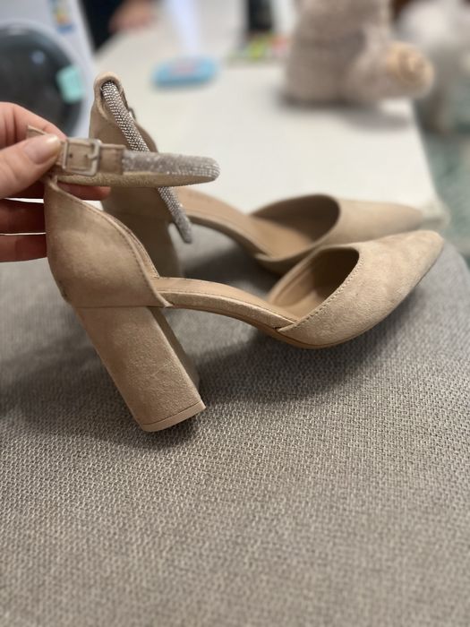 Vand pantofi cu toc, numarul 37