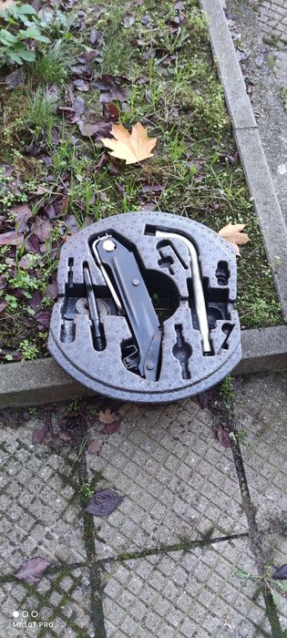 Резервна гума/патерица/  нова 16ка.