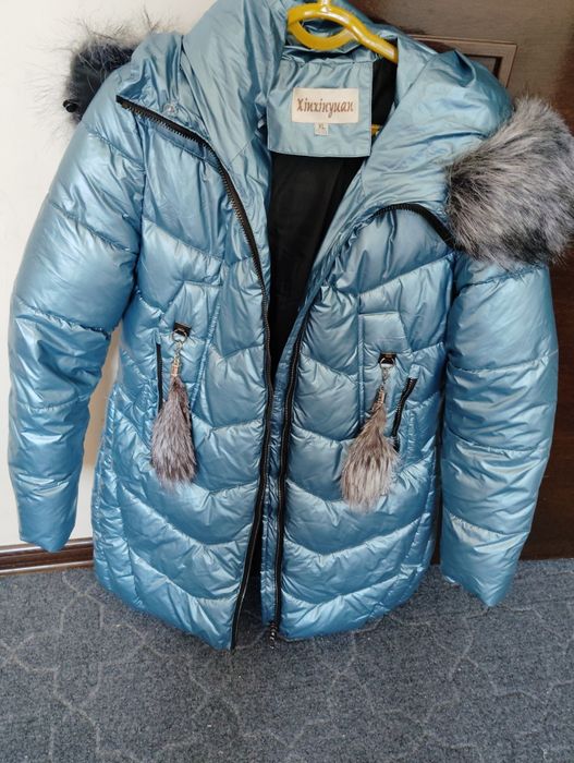 Hitoy kurtka qalin deyarli yangi 2.  3 marta kiyilgan