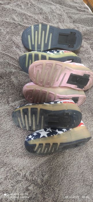 Продаются кросовки с роликом кожаные с подсветкой корейские 3 шт.