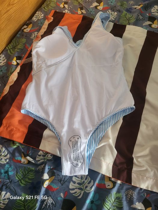 Vând Costum Baie