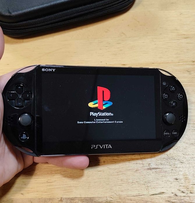 PS Vita Slim 2003 + 4 cartușe și tuburi
