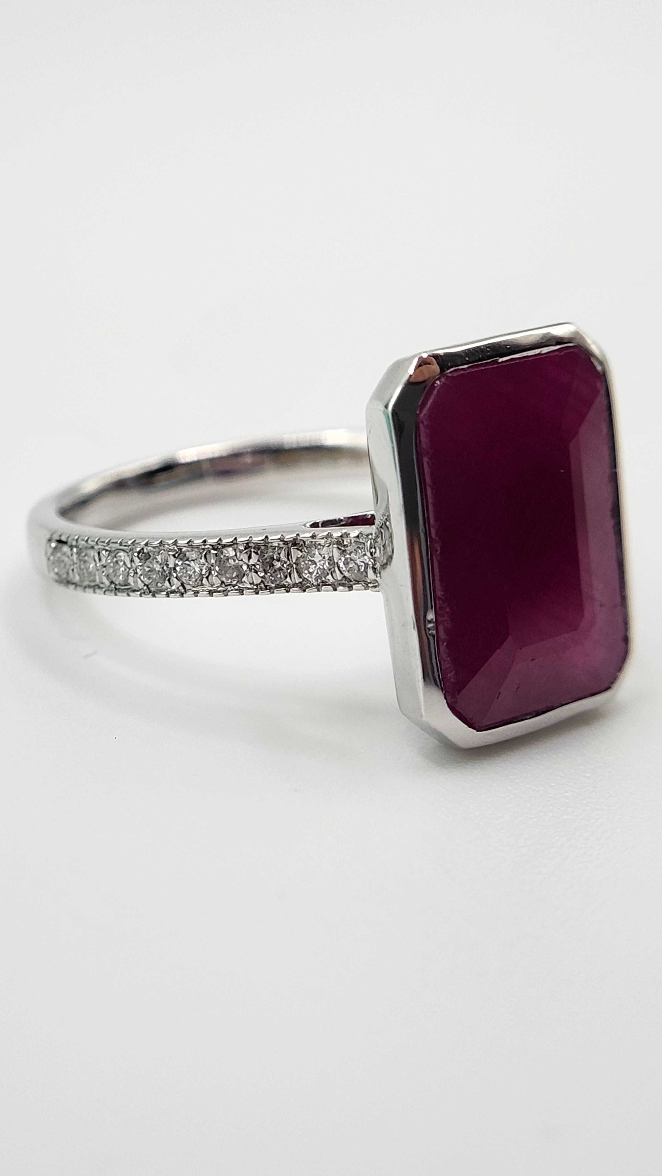 Inel din aur alb 14K cu rubin natural netratat de 6.26 ct și diamante
