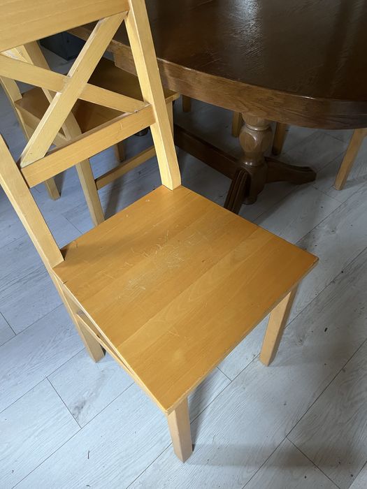Masa din lemn cu 4 scaune