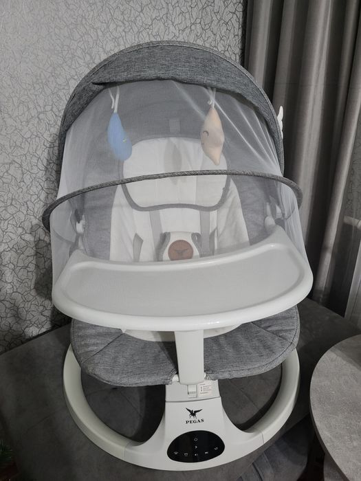 Шезлонг серый с белым.