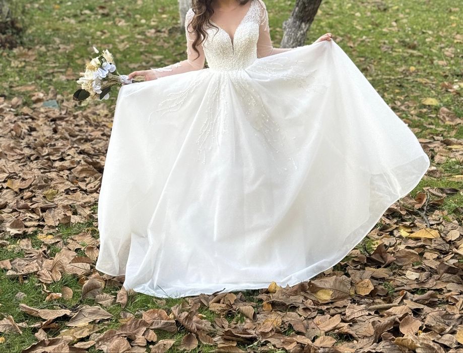 Rochie mireasa model 2025