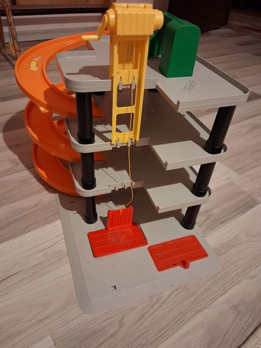 Pista de curse, Centru de joaca Eroi in pijama, Parcare etajata