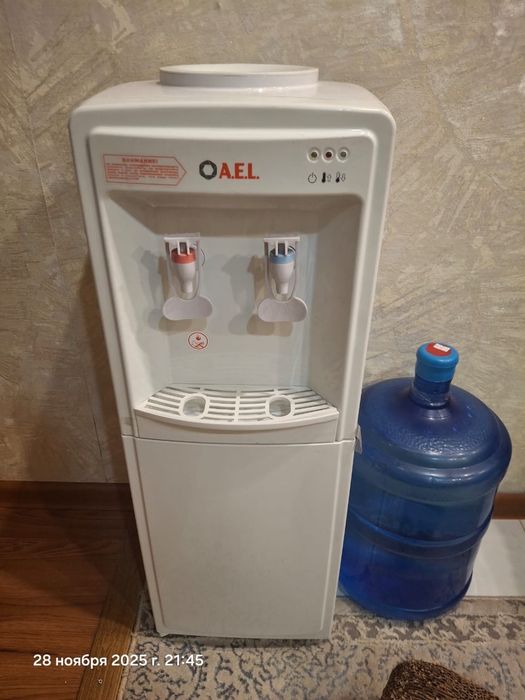 Кулер доя воды напольный