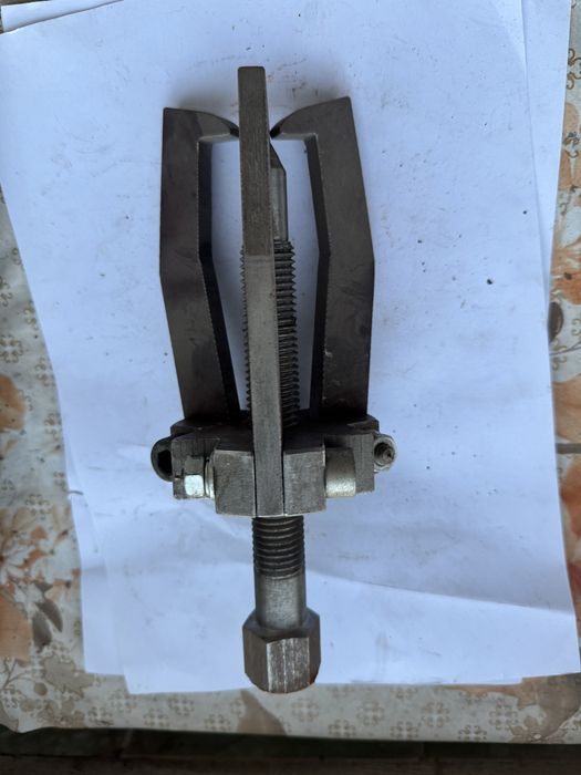 Vând extractor mecanic 2/3 brațe reglabil – pentru rulmenți, fulii